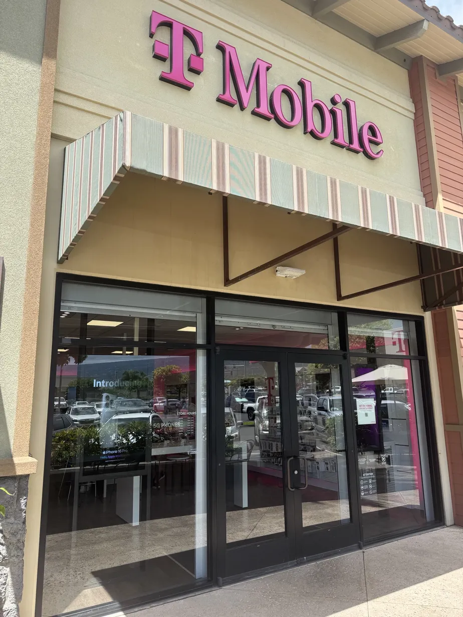  Exterior photo of T-Mobile Store at Kona Commons, Kona, HI 