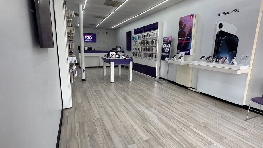 Metro by T-Mobile 18 Uvalde Rd - 18 Uvalde Rd 