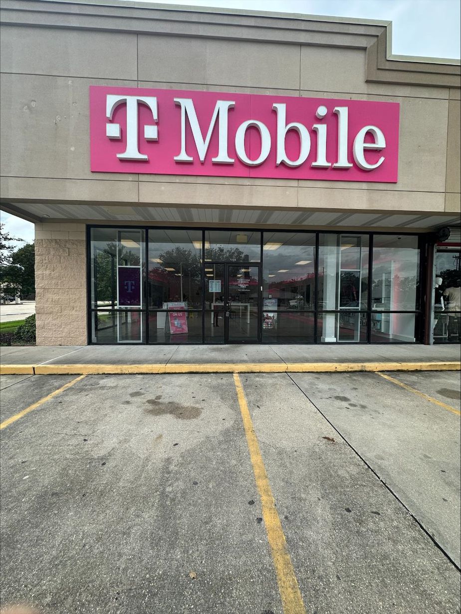 Exterior photo of T-Mobile Store at O'neal Lane & I-12, Baton Rouge, LA