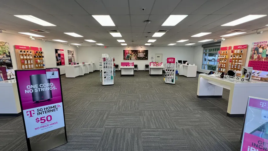 Foto del interior de la tienda T-Mobile en Myers Park, Charlotte, NC