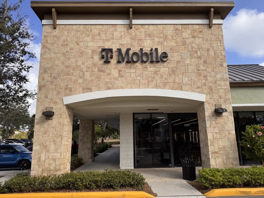 Exterior photo of T-Mobile Store at University Dr & Ramblewood Dr, Coral Springs, FL