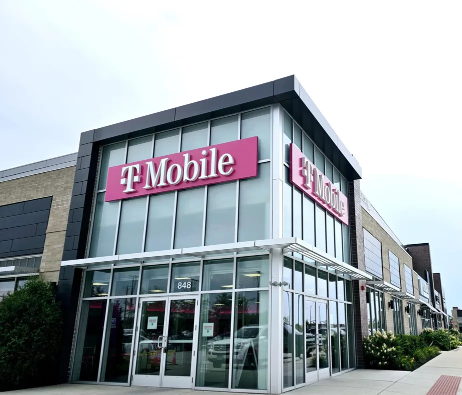 Foto del exterior de la tienda T-Mobile en Milwaukee Ave & Deerfield Pkwy, Buffalo Grove, IL
