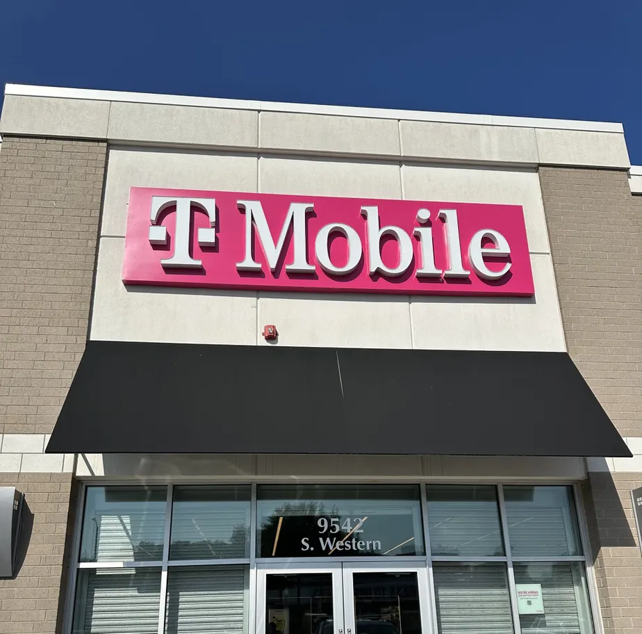 Exterior photo of T-Mobile Store at Western & 95th, Evergreen Park, IL