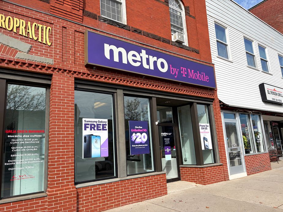Metro by T-Mobile 169 Main St - 169 Main St 