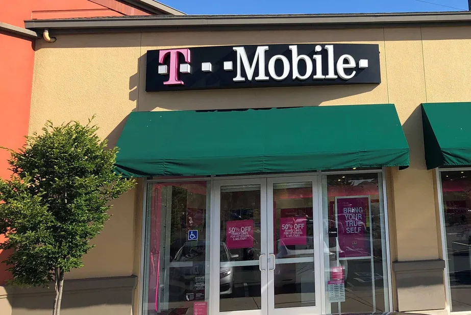 Foto del exterior de la tienda T-Mobile en I-80 & Pinole Valley Rd, Pinole, CA