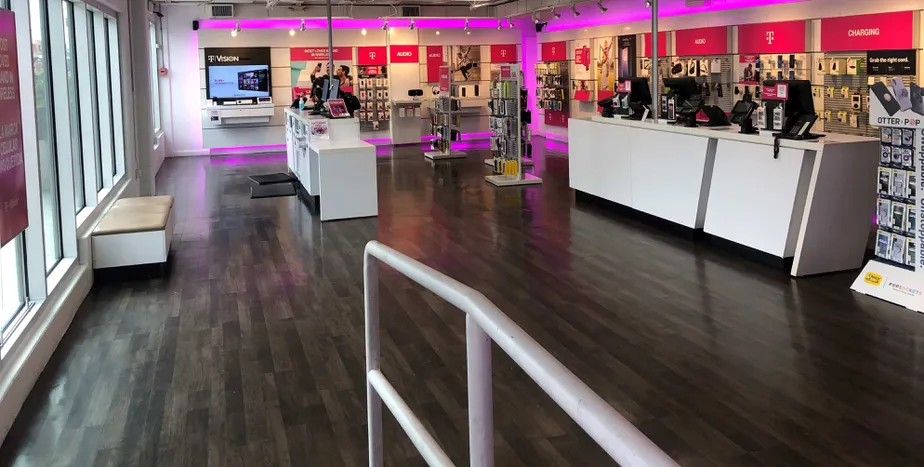 Foto del interior de la tienda T-Mobile en Western & Wilshire, Los Angeles, CA