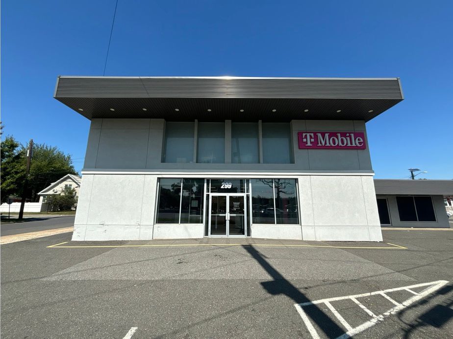 Exterior photo of T-Mobile Store at US-1 & Oakland Ave, Edison, NJ