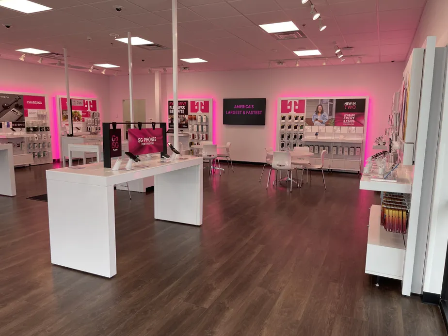 Foto del interior de la tienda T-Mobile en Harvest Hill Town Center, Midlothian, TX