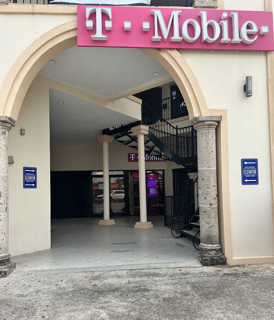  Exterior photo of T-Mobile Store at Ocean Blvd & Nogal St, Los Fresnos, TX 