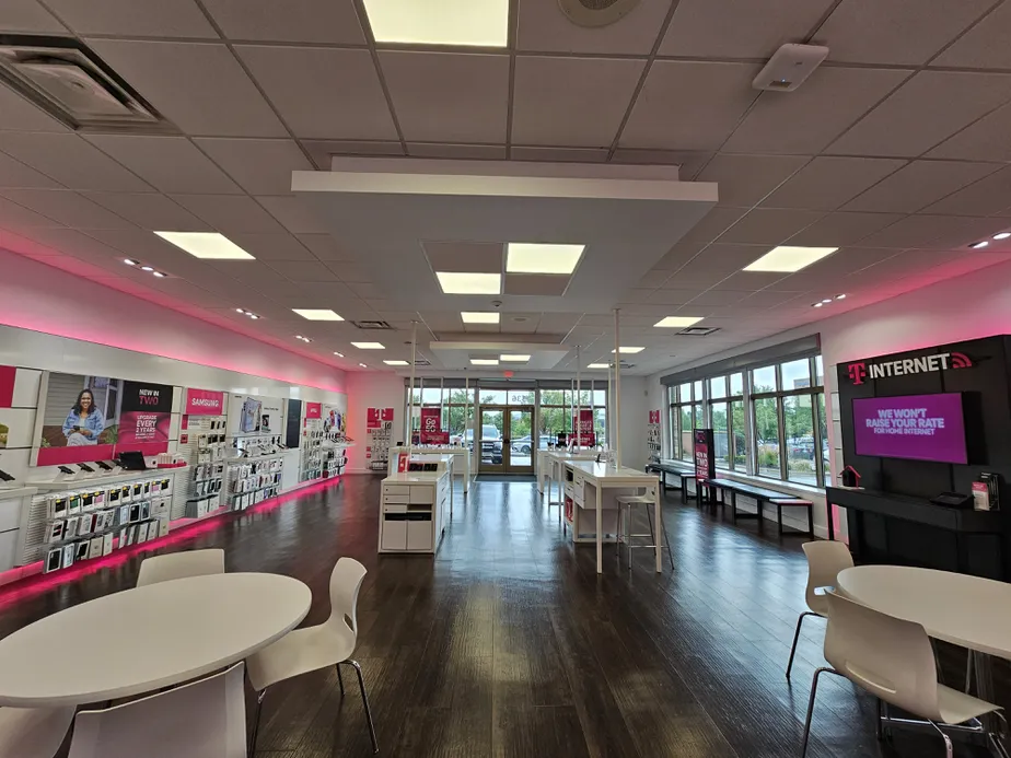 Foto del interior de la tienda T-Mobile en 135th St & Metcalf Ave, Overland Park, KS
