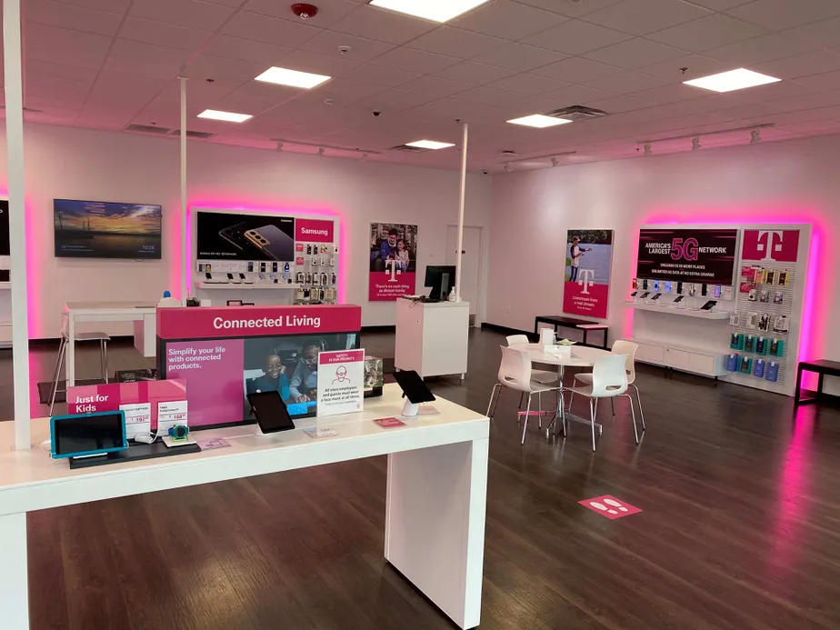 Foto del interior de la tienda T-Mobile en Lamar Ave & Loop 286, Paris, TX