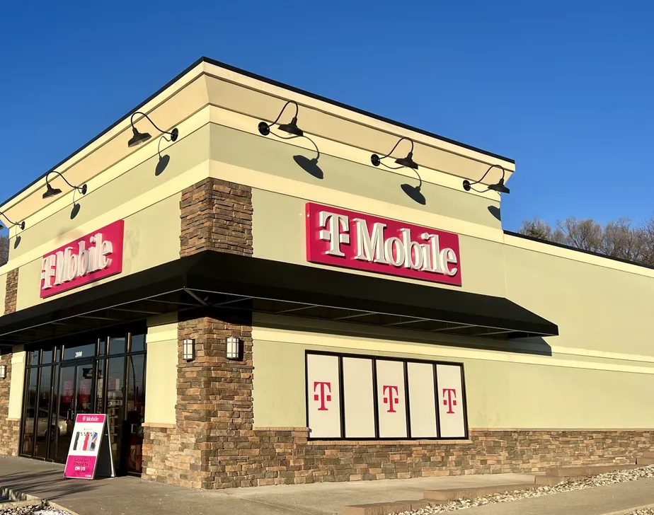 Exterior photo of T-Mobile Store at Hamilton & Cook, Sioux City, IA