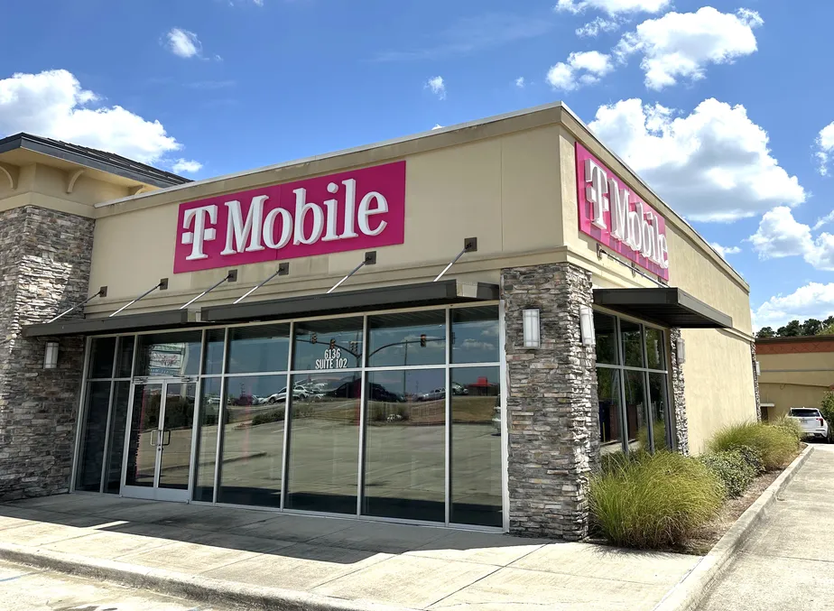 Exterior photo of T-Mobile Store at Hwy 98 & Lake Forgetful, Hattiesburg, MS