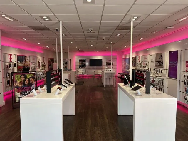 Foto del interior de la tienda T-Mobile en 82nd & Roosevelt, Jackson Heights, NY