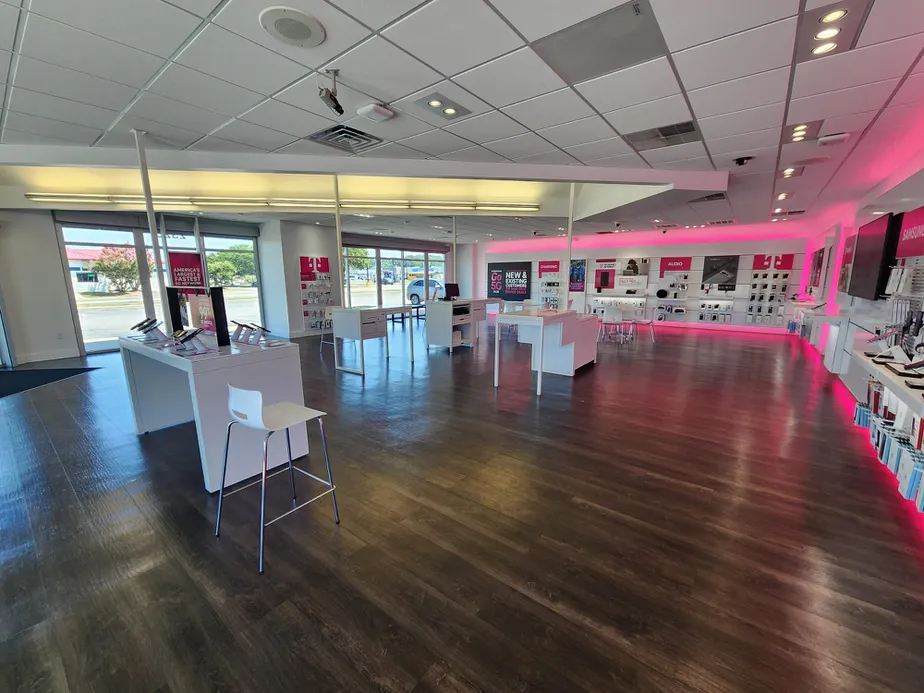 Foto del interior de la tienda T-Mobile en Forest Hills Rd, Wilson, NC