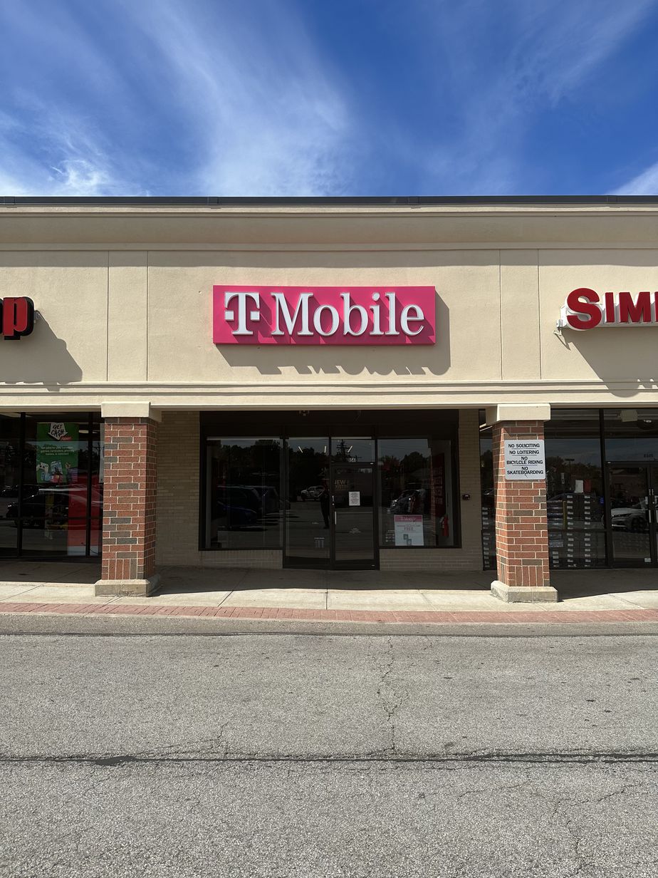Exterior photo of T-Mobile Store at Brentwood Plaza, Cincinnati, OH