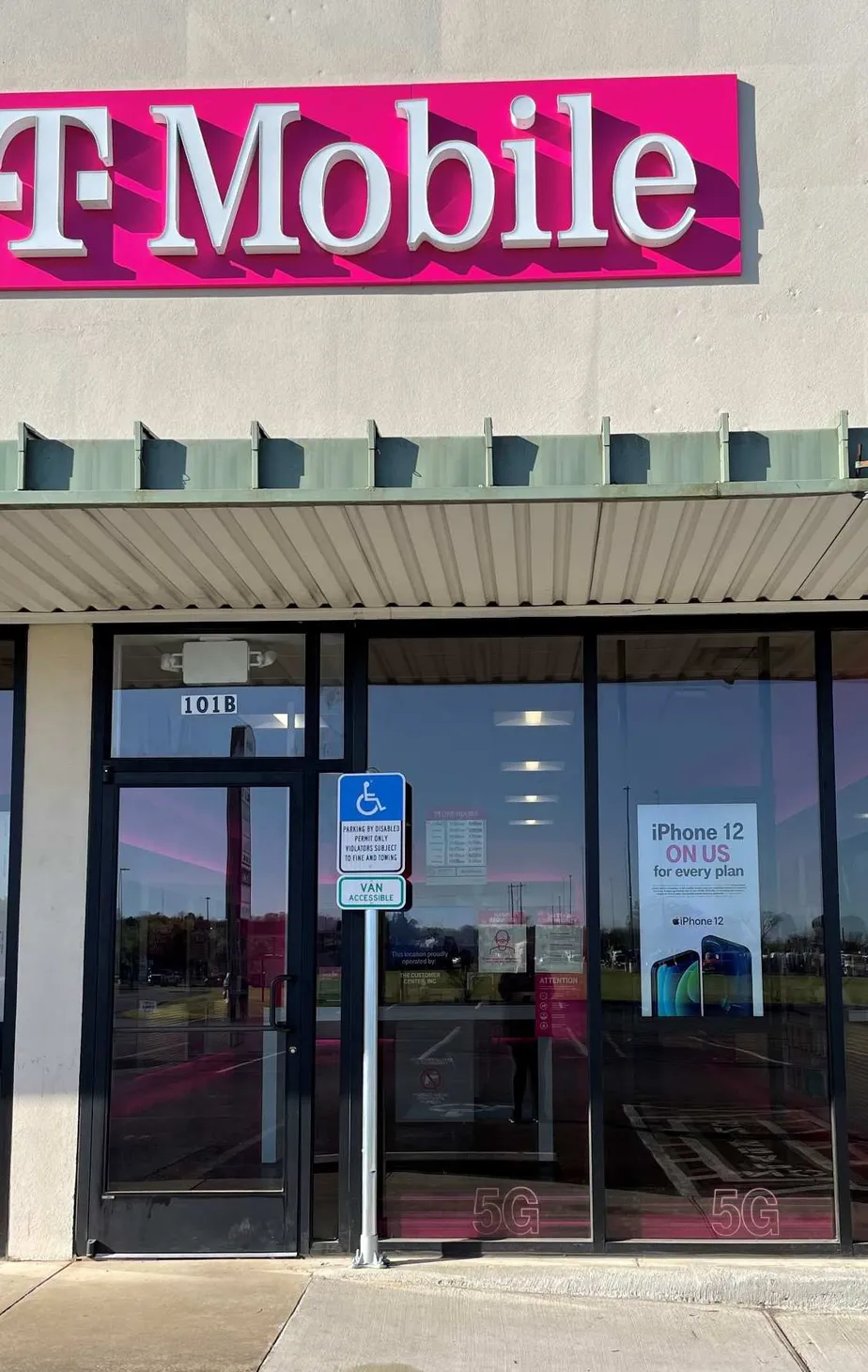 Foto del exterior de la tienda T-Mobile en E Tyler St & Flat Creek Rd, Athens, TX