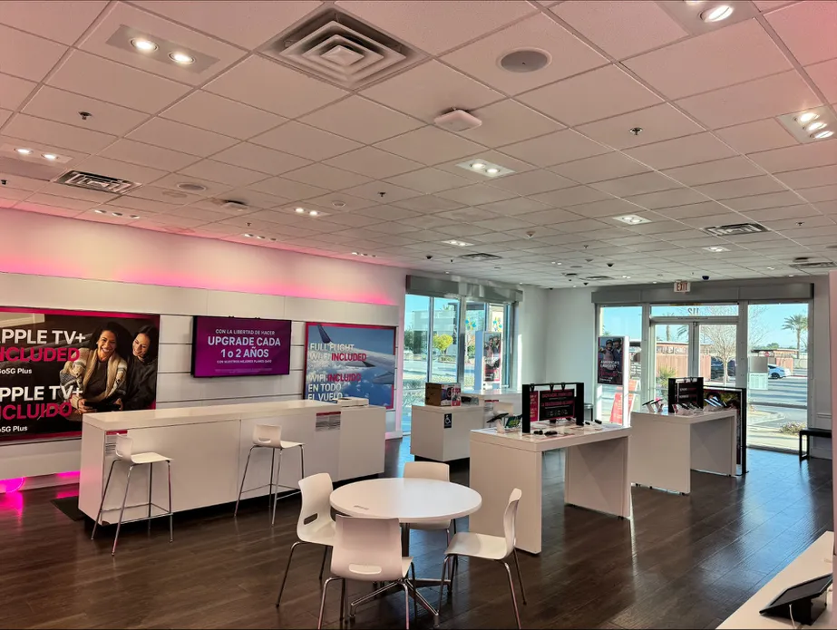 Foto del interior de la tienda T-Mobile en The Palms at Indio, Indio, CA