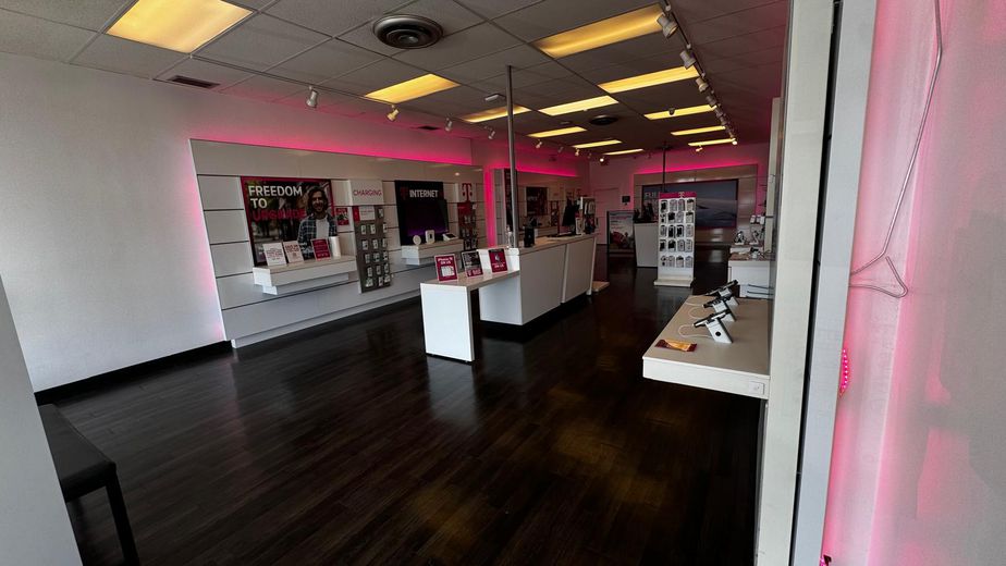 Interior photo of T-Mobile Store at 127th & Harlem, Palos Heights, IL