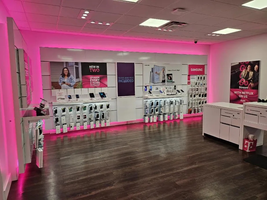 Foto del interior de la tienda T-Mobile en Western Blvd & Commerce Rd, Jacksonville, NC