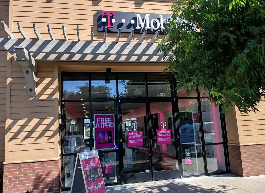 Foto del exterior de la tienda T-Mobile en El Camino Real & Whipple, Redwood City, CA