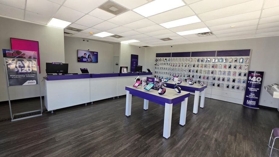 Metro by T-Mobile 2410 E Arkansas Ln - 2410 E Arkansas Ln 