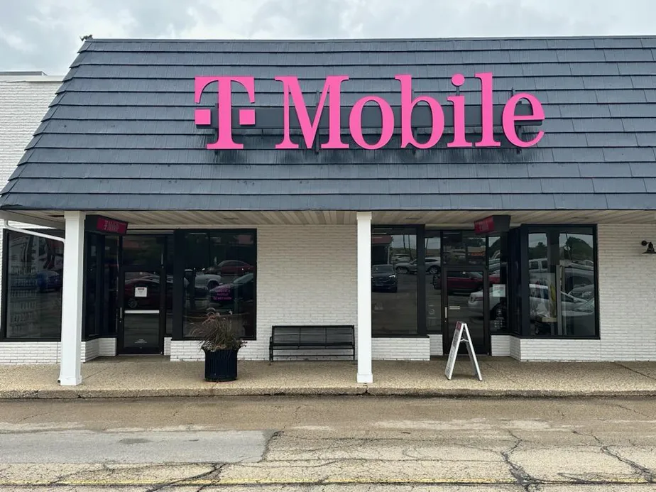 Exterior photo of T-Mobile Store at University & Glen-Metro Centre, Peoria, IL