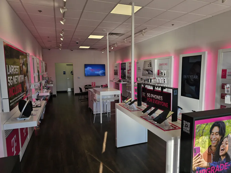 Foto del interior de la tienda T-Mobile en Commerce Ave & CA 99 S, Atwater, CA