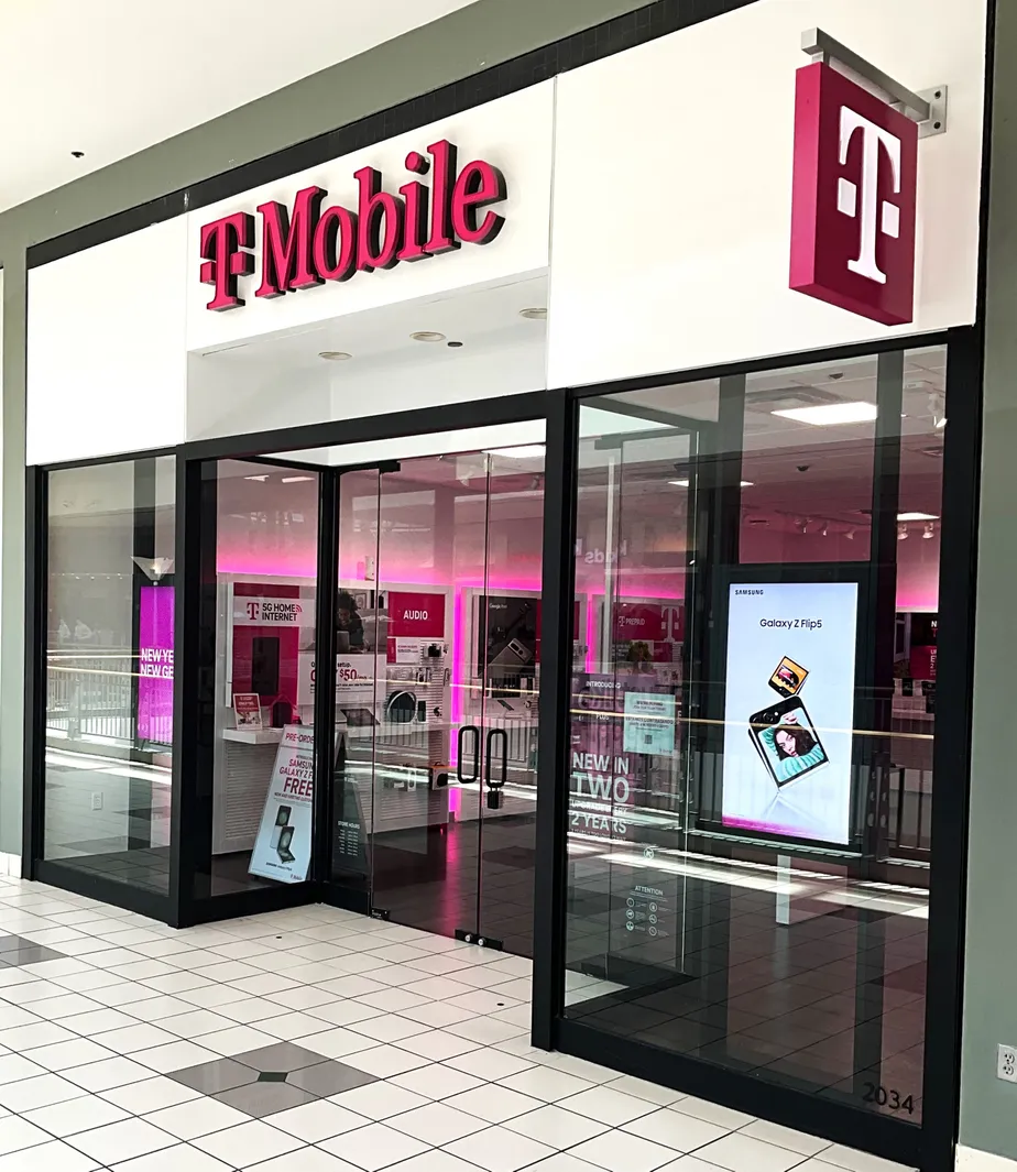 Foto del exterior de la tienda T-Mobile en Mall Of Louisiana, Baton Rouge, LA