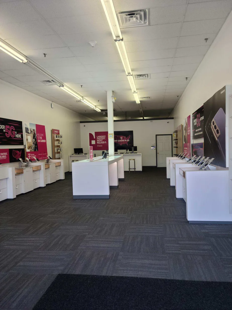 Foto del interior de la tienda T-Mobile en Kanawha Ave & Oak St, Rainelle, WV