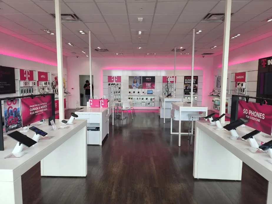  Interior photo of T-Mobile Store at Veterans Pkwy, Clarksville, IN 