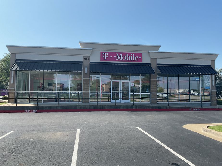 Exterior photo of T-Mobile Store at US Hwy 412 & N Progress Ave, Siloam Springs, AR