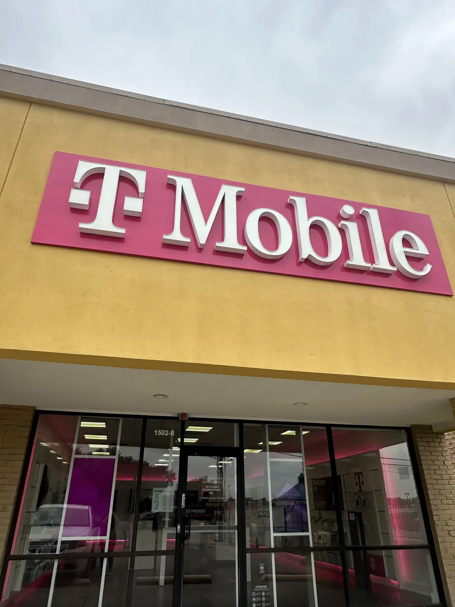  Exterior photo of T-Mobile Store at Henderson St & Ridgeway Dr, Cleburne, TX 