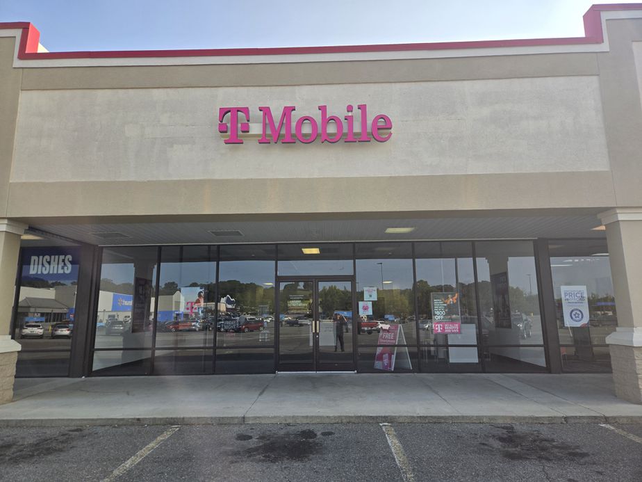 Exterior photo of T-Mobile Store at Peppers Ferry Blvd & Round House St, Radford, VA