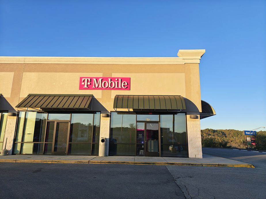 Exterior photo of T-Mobile Store at Hathorne & Commonwealth, Norton, VA