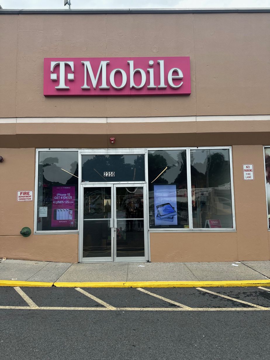 Exterior photo of T-Mobile Store at Central Park & Crisfield, Yonkers, NY