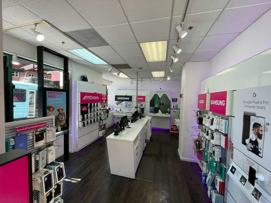 Foto del interior de la tienda T-Mobile en Ninth St & Franklin St, Oakland, CA