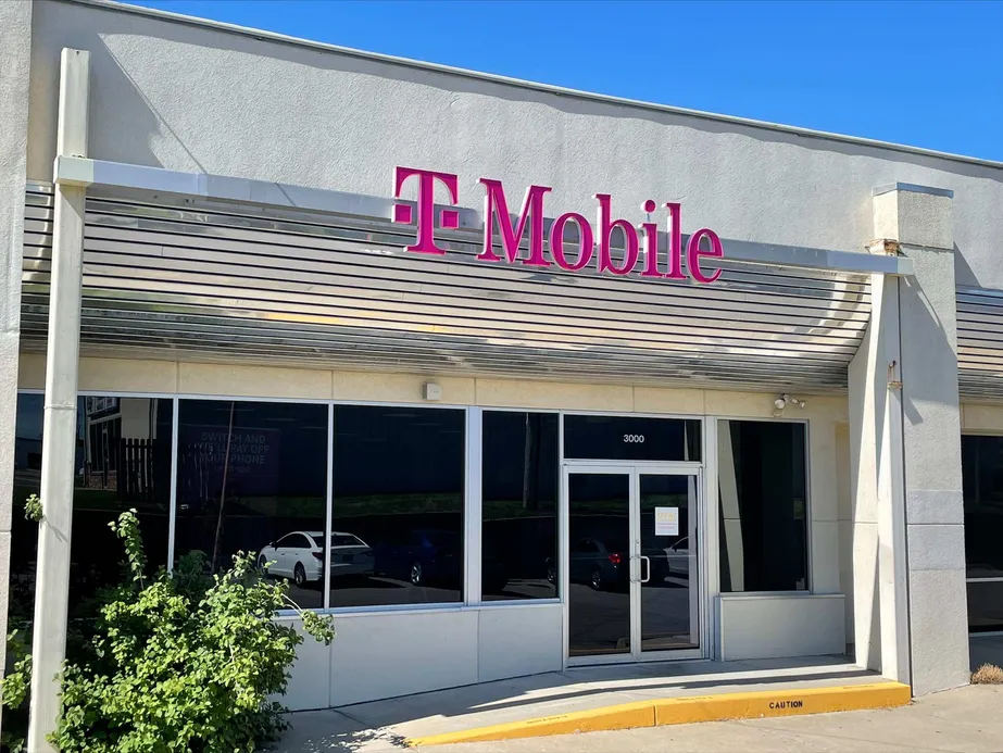 Foto del exterior de la tienda T-Mobile en SW Topeka Blvd & SW 30th St, Topeka, KS
