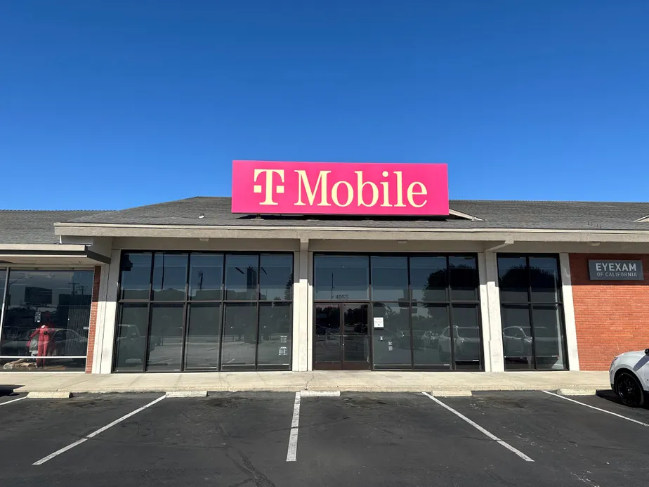  Exterior photo of T-Mobile Store at Blackstone and Shaw, Fresno, CA 