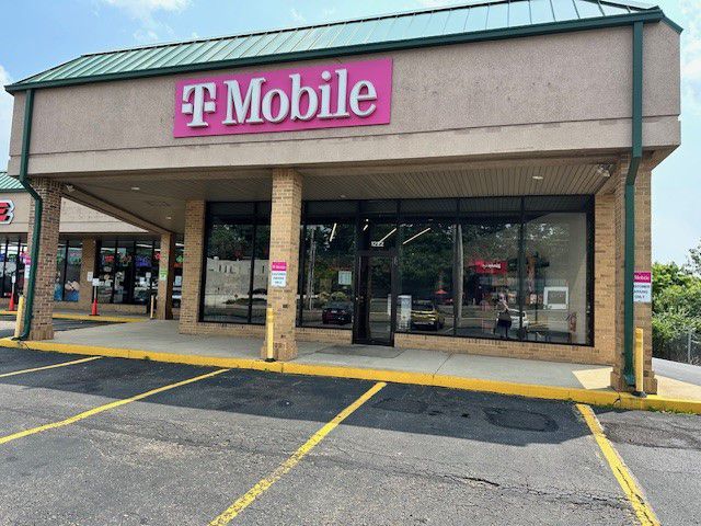 Exterior photo of T-Mobile Store at 30th St & 31st St NW, Canton, OH