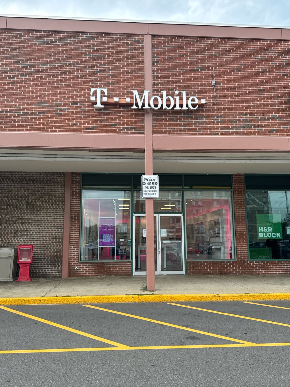 Exterior photo of T-Mobile Store at Central Plaza Mall, Haverhill, MA