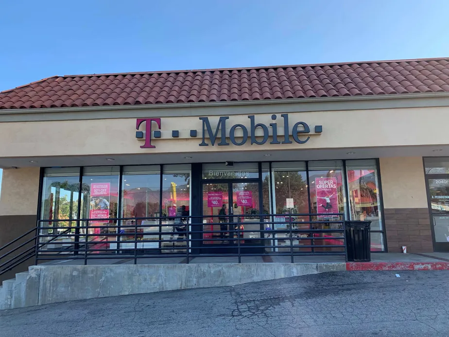 Foto del exterior de la tienda T-Mobile en Glenoaks & Hubbard 3, San Fernando, CA