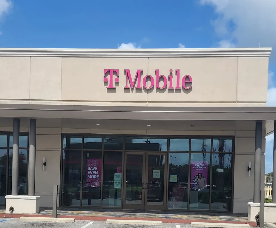  Exterior photo of T-Mobile Store at Lakeside Shopping Center, Metairie, LA 
