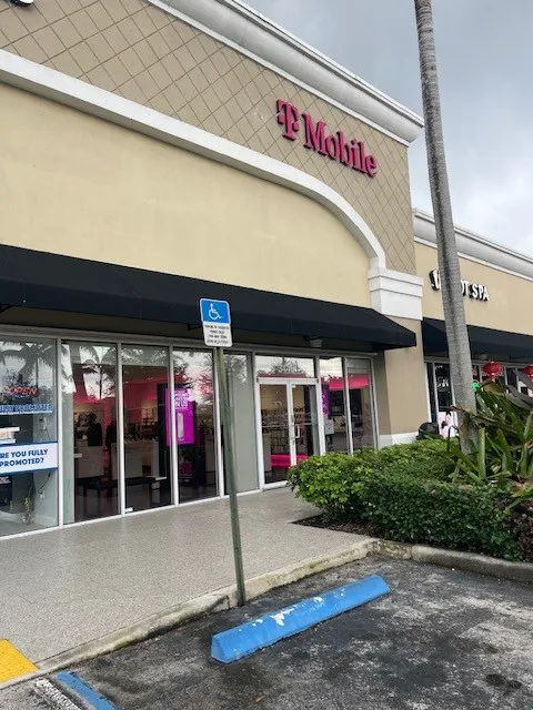 Foto del exterior de la tienda T-Mobile en Hillsboro Blvd & Powerline Rd, Deerfield Beach, FL