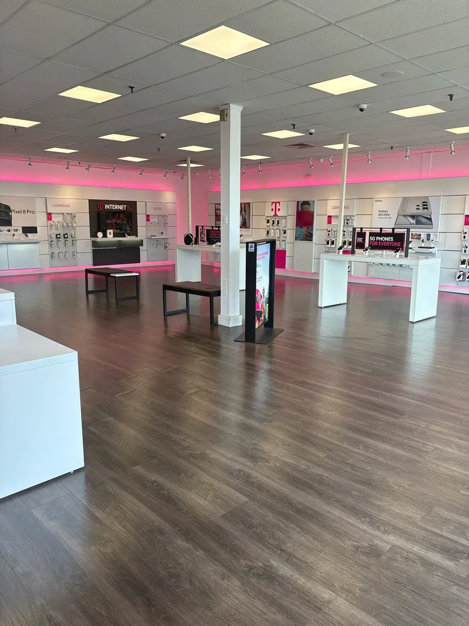  Interior photo of T-Mobile Store at Morris Turnpike & Broad St, Short Hills, NJ 