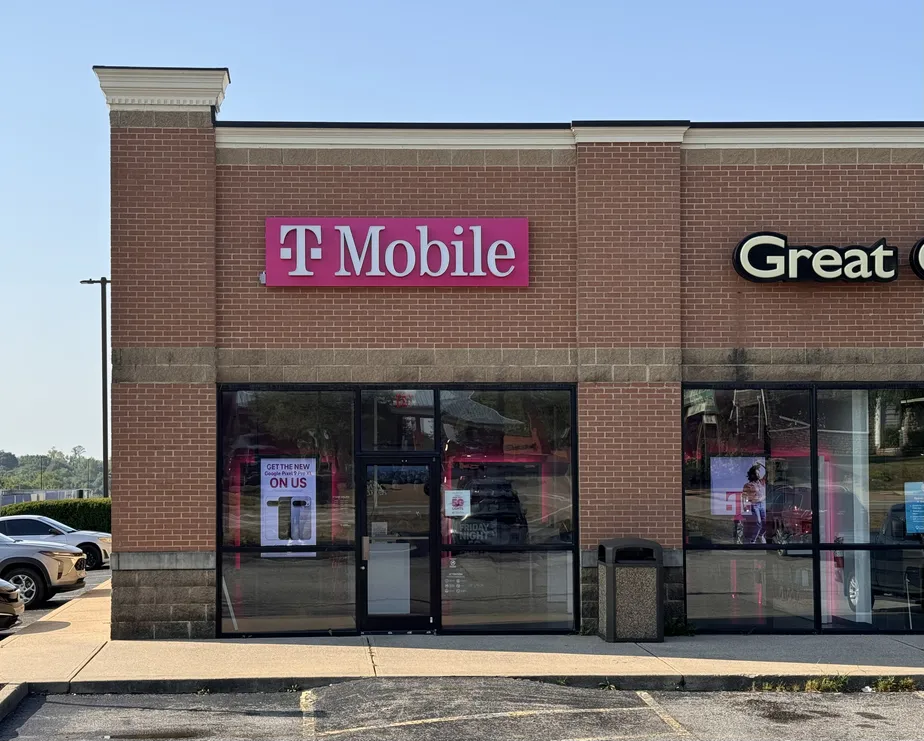  Exterior photo of T-Mobile Store at Broadway & Ferguson, Dry Ridge, KY 