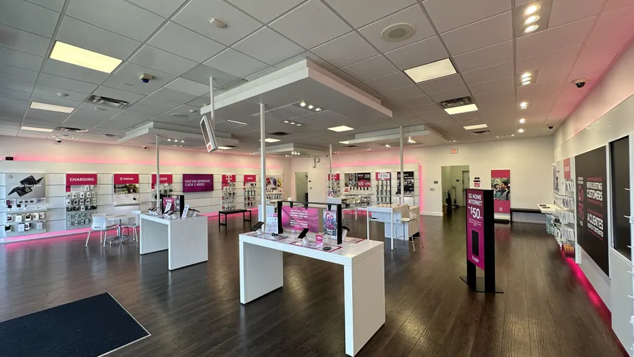 Foto del interior de la tienda T-Mobile en Bellflower & Alondra, Bellflower, CA