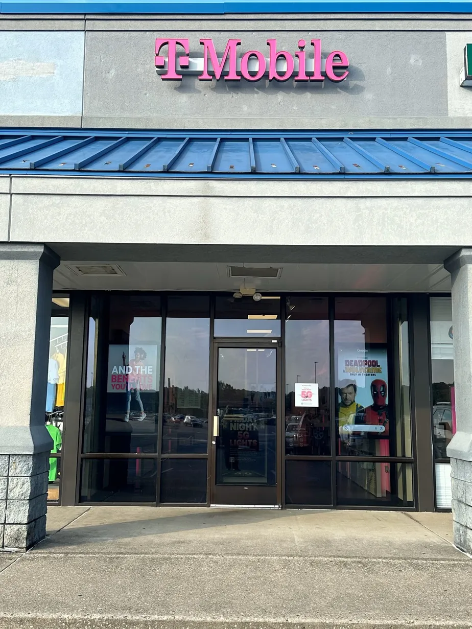  Exterior photo of T-Mobile Store at Logan Commons, Logan, OH 