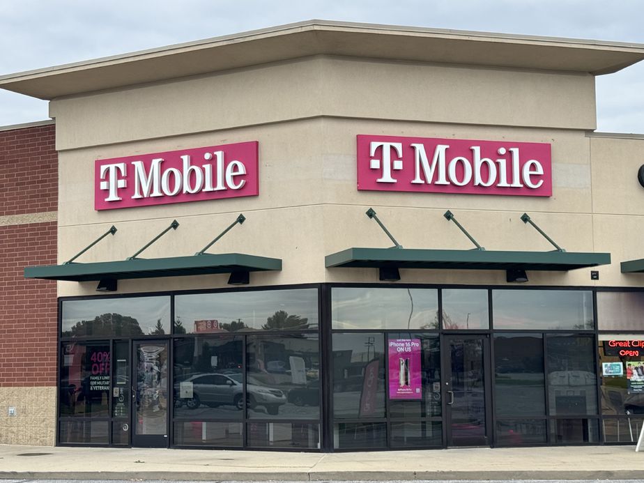Exterior photo of T-Mobile Store at Belleville Crossing, Belleville, IL