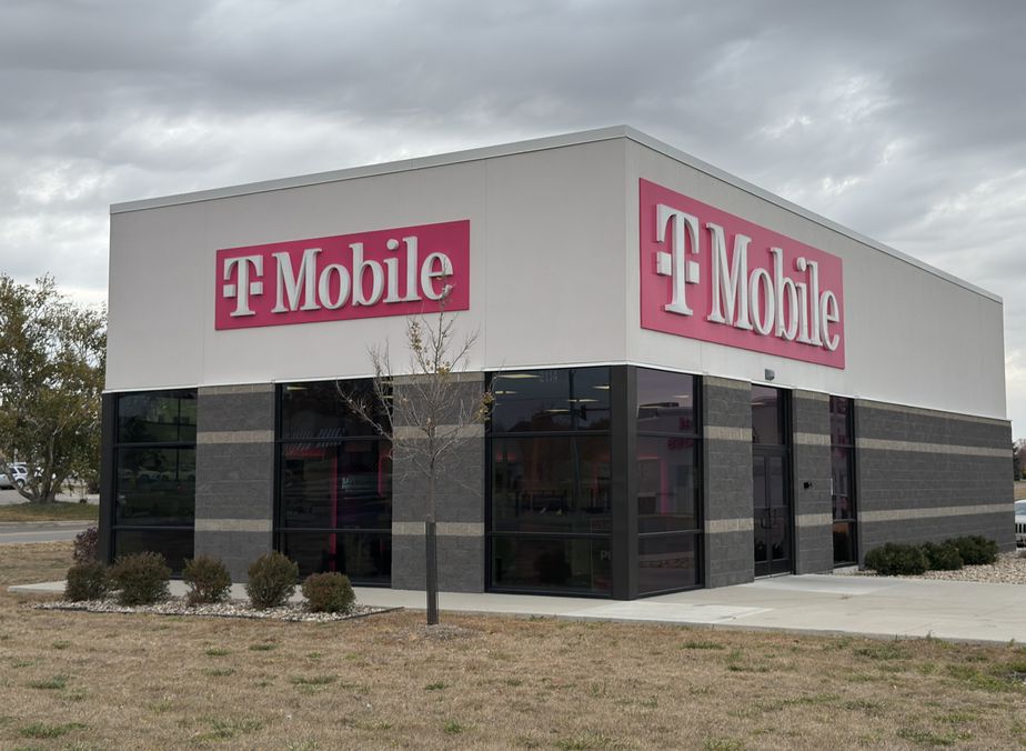 Exterior photo of T-Mobile Store at 4th St SW & S Grover Ave, Mason City, IA